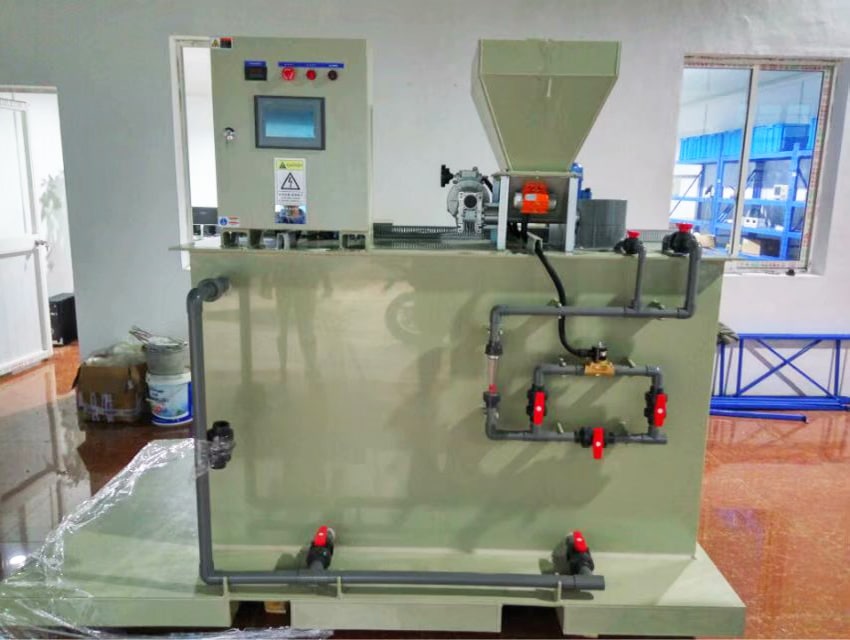 Powder dosing system for preparation and dosing of flocculants