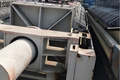 Enclosed filter presses for the treatment of sludge effluents